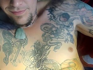 Tatuadora sexy disfruta de un buen cuerpo muy tatuado dos juguetes