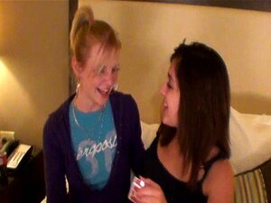 Dos chicas calientes perdiendo en el juego de strip poker