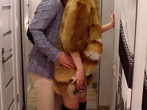 Nena sexy con tacones negros y abrigo de piel de lujo montando una