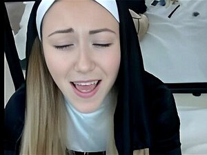 Sumérgete en el mundo tentador de una sensual camgirl que disfruta de
