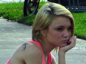 Una linda autoestopista se masturba en el coche. La rubia sucia Dakota