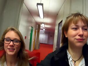 Firsties: Mujeres follando en la Biblioteca de la Universidad de