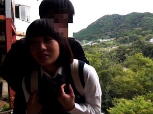 Una adorable oriental disfruta de un trío hardcore afuera