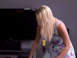 Mira DADDY4K. ¡La chica aburrida decide tener sexo espontáneo con su