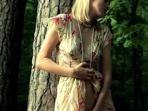 Las frágiles gatitas encantadoras vulva en el bosque trasero