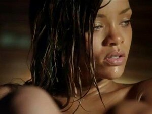Rihanna - Quédate (baño desnudo). Rihanna - Quédate (baño desnudo)