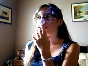 Elizabeth Douglas 18 años aprendiendo a fumar Virginia Slims