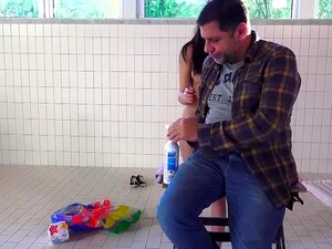 El abuelo se folla el coño de una linda que recibe una corrida en la