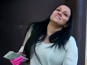 Bebé checa morena siendo follada analmente en el patio de trenes por