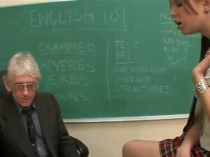 Estudiante se folla al viejo profesor sucio para pasar la clase