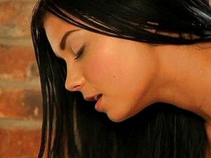 Belleza bronceada abre su coño mojado para placer