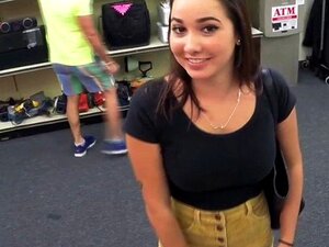 Una estudiante linda se folla duro su coño gordo y limpio. La chica