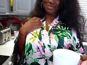 Mira como me follo a mi madrastra tetona negra