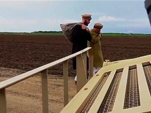 TOUR DE BOOTY - Soldados estadounidenses intercambian cabra por un