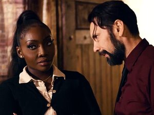 Un cliente agresivo exige sexo duro con un agente inmobiliario