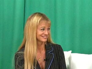 Hembras vestidas afeitándose, hombre desnudo y montando en el suyo.