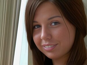 Amateur aguanta el sexo anal en sus agujeros de chica mientras es