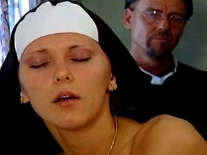 Sarah Nice castiga a monjas tetonas