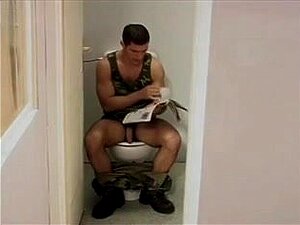 Follada en el baño de los cuarteles,