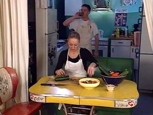 joven semental follando a dos viejas por el culo,