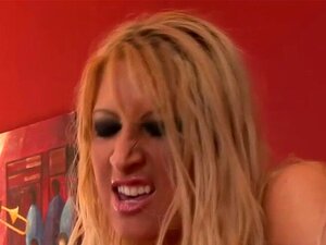 Zorra rubia caliente chupa y pajea la polla de un tipo. Rubia