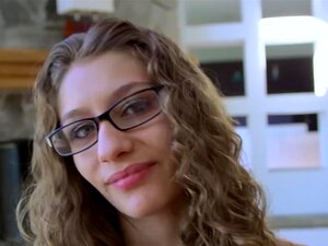 La pequeña latina Rebel Lynn vive nuestra fantasía de juego de roles