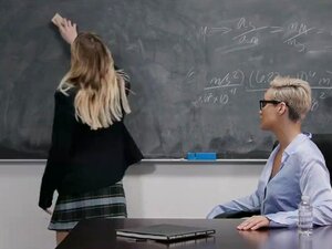 Esta MILF lesbiana caliente es demasiado caliente para una profesora