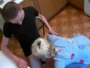 El nieto se folla a su abuela en la cocina