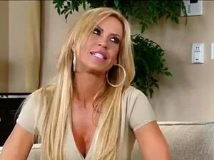 La madrastra soltera Amber Lynn no critica a su hijastro en la ley