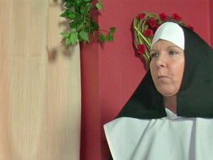 MILF alemana monja se folla al pastor en la iglesia