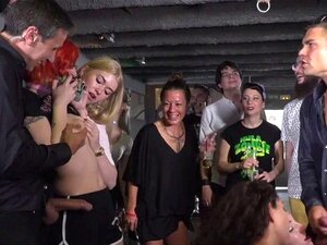 Ahorcada en cuerdas, esclava follada en público. La pequeña esclava