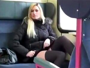 Chupa y folla rápido con una chica caliente en un tren, encuentra a