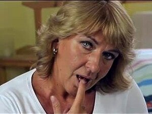 Mamá Agneta Masturbándose