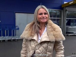 Mamá tetona se toma un descanso para follar con un tipo en una