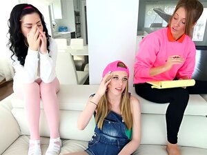 Un grupo de chicas muy bonitas y cachondas se follan el coño hardcore