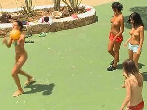 Equipo diesel de chicas desnudas jugando al fútbol