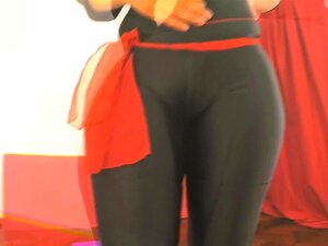 ¡MEJOR CULO 2015! Trabajando en un bodysuit negro. ¡Disfruta Fiona!