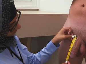 La sexy Mia Khalifa mete una polla dura. Mia Khalifa tiene un desafío