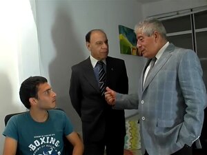 ¡Mira a Turhan y Kenso follar a un chico ahora! - Porno gay, maduro y