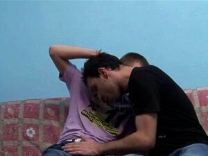 Gays follando a pelo y corriéndose dentro de su culo