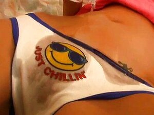 Amateur asiática moja sus bragas