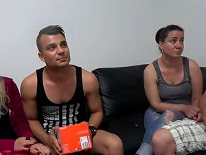 Intercambio de Esposas Checas: Rubia Madura y Morena en la Parte 1