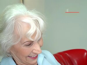 Esta vieja y guapa zorra, Norma, está lejos de ser la típica señora