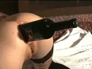 Se folla una botella de vino al revés en el culo