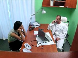 Doctor se folla a actriz porno sobre el escritorio