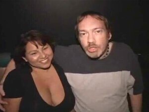 ¡Esposa latina de grandes tetas en un gang Bang en el teatro porno!