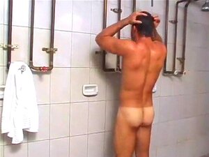 Un brasileño caliente recibe una follada en el culo en la ducha