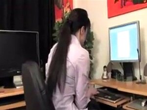 Chica cachonda masturbándose en la oficina