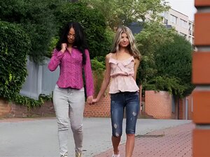 Pequeña lesbiana rusa rubia trae a su novia tailandesa a casa y luego