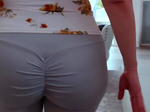 Sumérgete en la apasionante pasión de una MILF rubia y madura, con